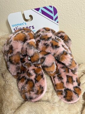 Fuzzy Leopard Slippers Women’s Size 7/8 Pink Plush Cozy Slip On NWT